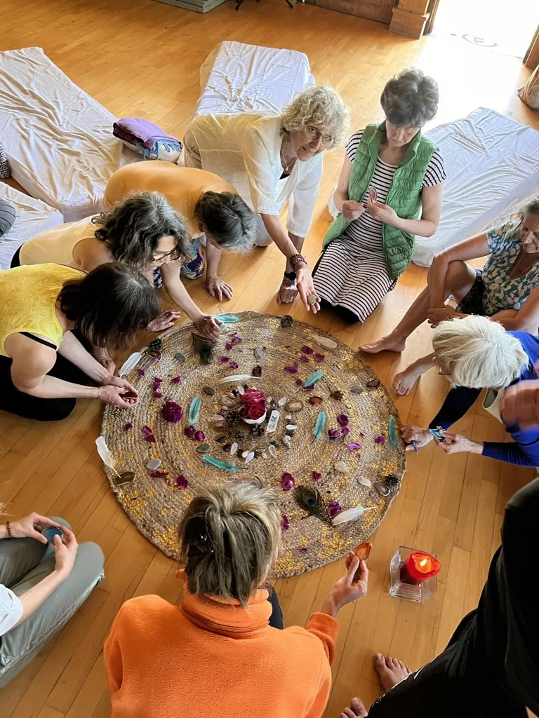 Rituel de groupe autour d’un cercle