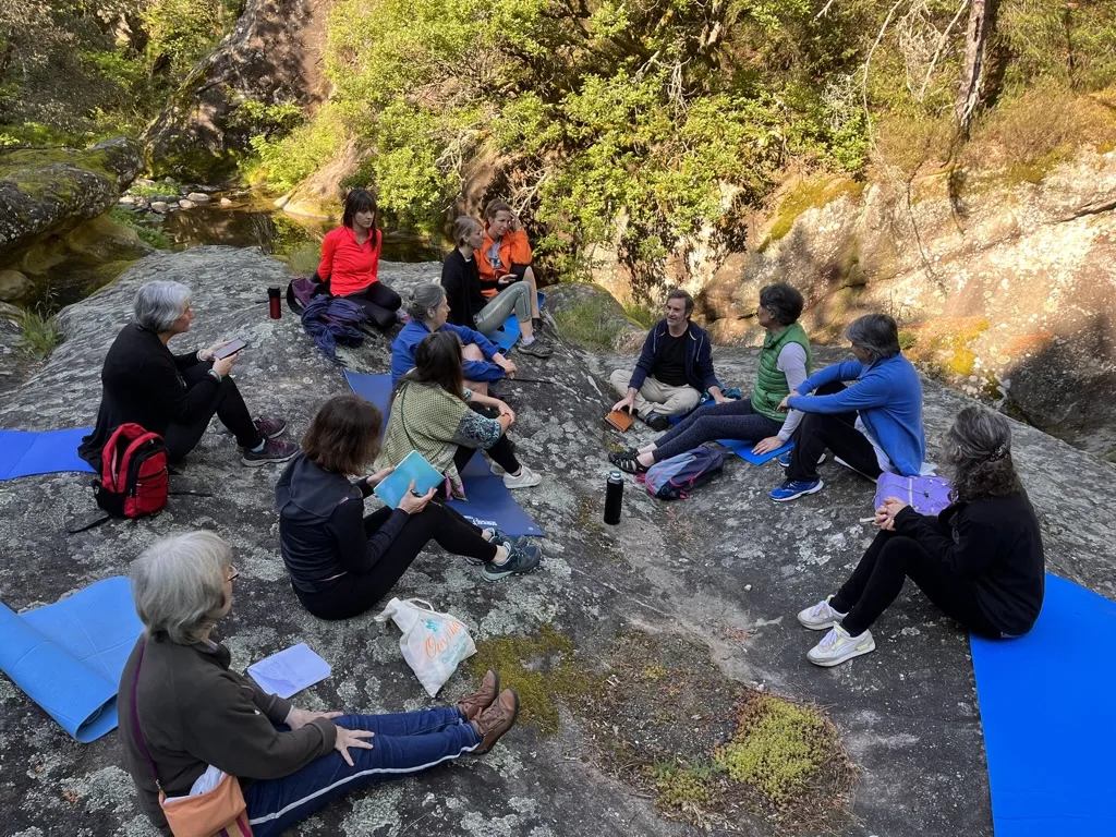 Pratique en groupe au bord d’une rivière