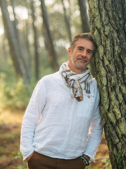 Portrait de Pierre Lapoujade en forêt