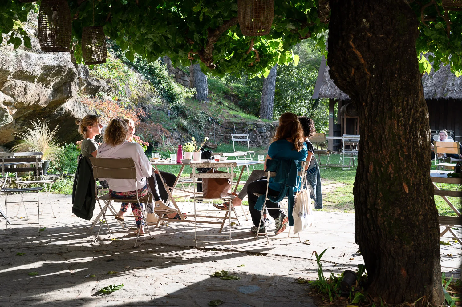Temps d’échange en terrasse sous les arbres